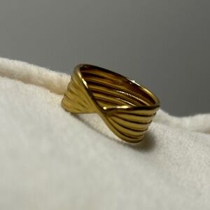 FREEBIE WITH PURCHASE - Statement ring (size 9)